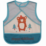 Acheter Bavette imperméable 'Happy Childhood' avec un motif ours et sapins. Protège efficacement les vêtements, facile à nettoyer, et ultra-pratique.