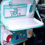 Transformez vos trajets en voiture avec ce sac-table bébé pour siège auto, pratique et amusant avec des illustrations de dinosaures. Rangement organisé et facile à installer, il divertit et aide à maintenir tout en ordre pendant le voyage.