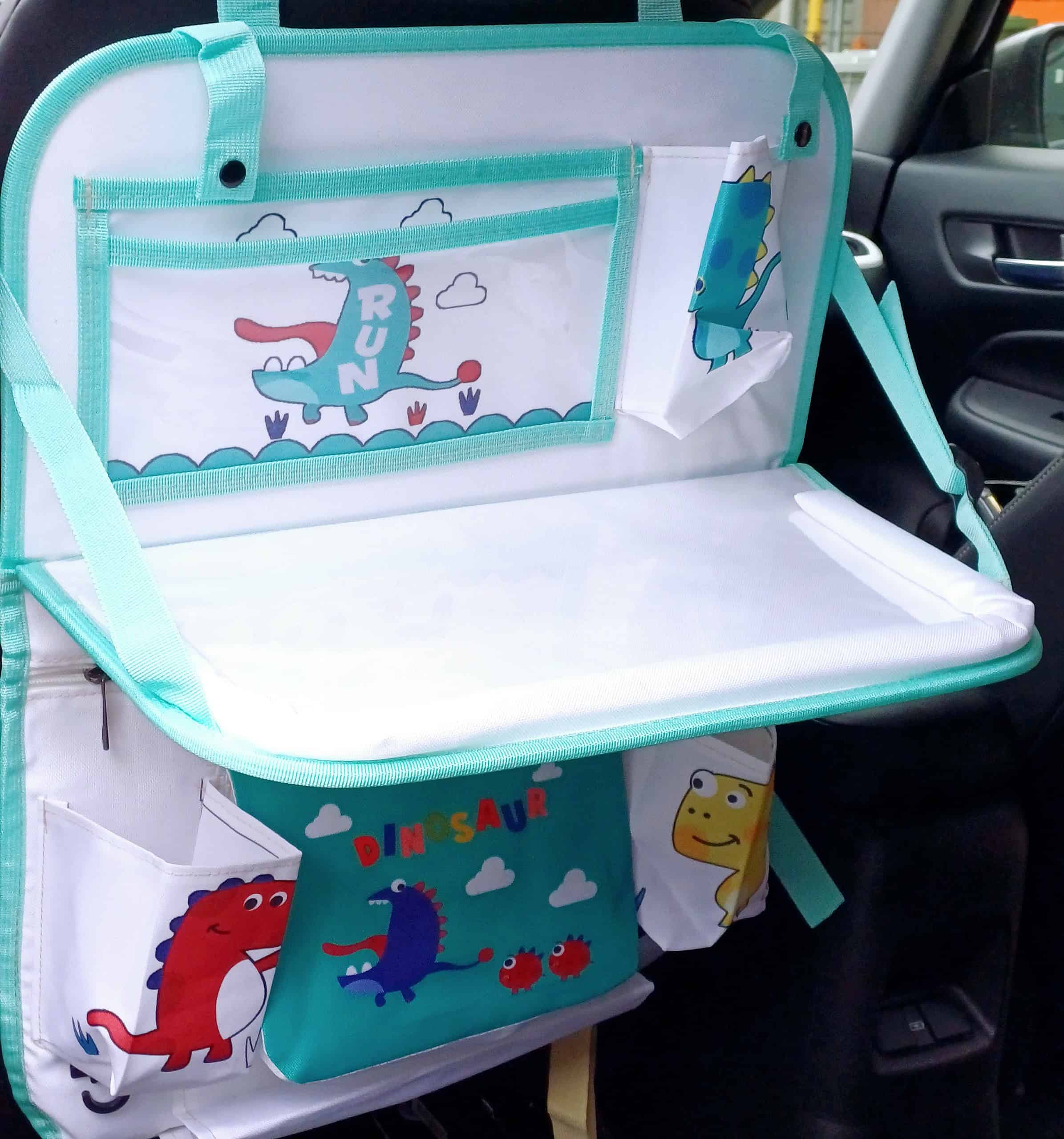 Transformez vos trajets en voiture avec ce sac-table bébé pour siège auto, pratique et amusant avec des illustrations de dinosaures. Rangement organisé et facile à installer, il divertit et aide à maintenir tout en ordre pendant le voyage.