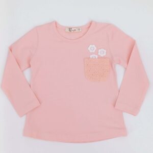 Cette charmante chemise pour enfants à manches longues en couleur pêche est parfaite pour les journées fraîches.