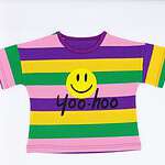 Ce t-shirt est non seulement une pièce de vêtement, mais aussi un moyen pour les enfants d'exprimer leur joie et leur individualité. Offrez-leur ce t-shirt Smiley et voyez-les illuminer chaque pièce où ils entrent !