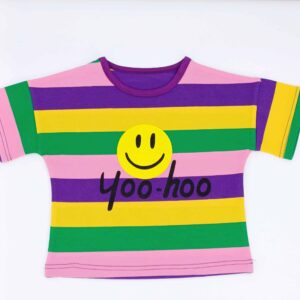 Ce t-shirt est non seulement une pièce de vêtement, mais aussi un moyen pour les enfants d'exprimer leur joie et leur individualité. Offrez-leur ce t-shirt Smiley et voyez-les illuminer chaque pièce où ils entrent !