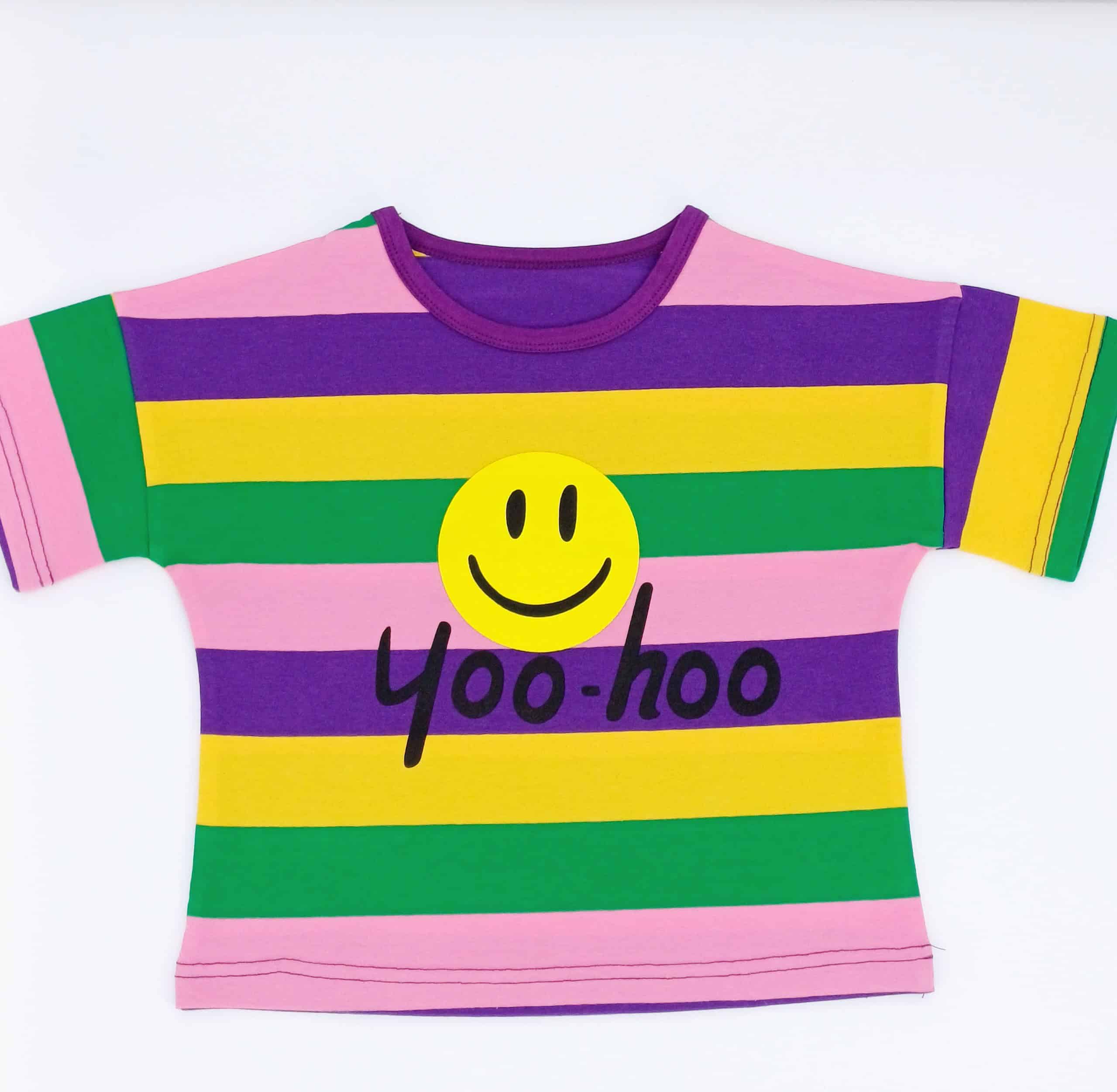 Ce t-shirt est non seulement une pièce de vêtement, mais aussi un moyen pour les enfants d'exprimer leur joie et leur individualité. Offrez-leur ce t-shirt Smiley et voyez-les illuminer chaque pièce où ils entrent !