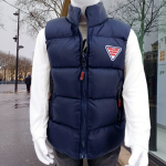 Découvrez ce gilet sans manches bleu marine pour garçons. Confortable, chaud et pratique, il est parfait pour les activités en plein air et les journées fraîches. Tailles : 3 à 6 ans