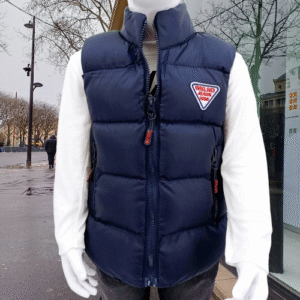 Découvrez ce gilet sans manches bleu marine pour garçons. Confortable, chaud et pratique, il est parfait pour les activités en plein air et les journées fraîches. Tailles : 3 à 6 ans