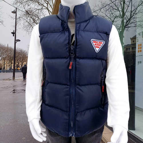 Découvrez ce gilet sans manches bleu marine pour garçons. Confortable, chaud et pratique, il est parfait pour les activités en plein air et les journées fraîches. Tailles : 3 à 6 ans