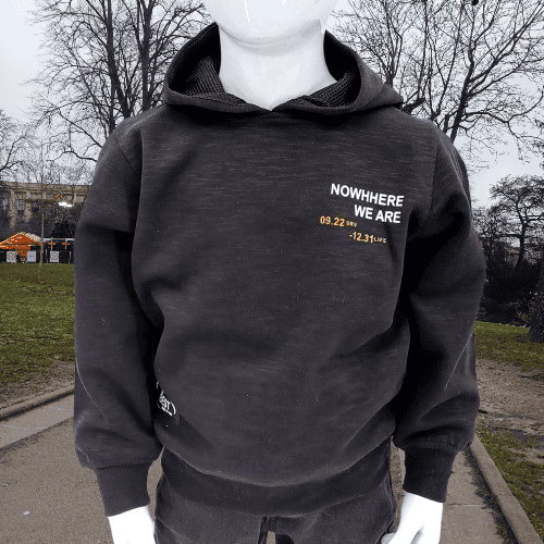 Sweat à capuche enfant 'Nowhere We Are', fabriqué en 76% coton, 20% polyester et 4% élasthanne. Idéal pour l'hiver, tailles 1 à 4 ans. Confortable, stylé et facile à entretenir.
