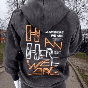 Sweat à capuche enfant 'Nowhere We Are', fabriqué en 76% coton, 20% polyester et 4% élasthanne. Idéal pour l'hiver, tailles 1 à 4 ans. Confortable, stylé et facile à entretenir.