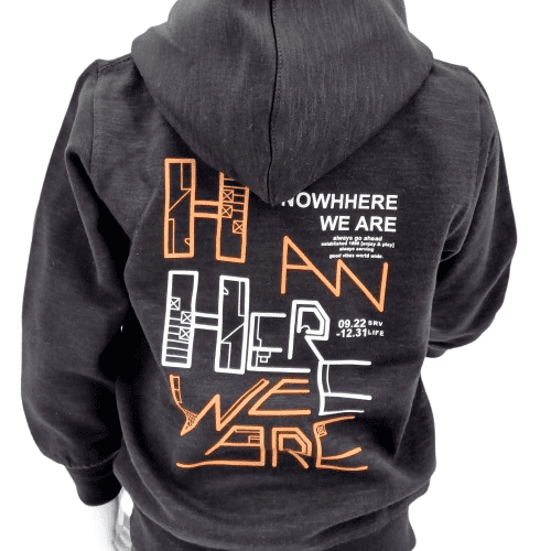 Sweat à capuche enfant 'Nowhere We Are', fabriqué en 76% coton, 20% polyester et 4% élasthanne. Idéal pour l'hiver, tailles 1 à 4 ans. Confortable, stylé et facile à entretenir.