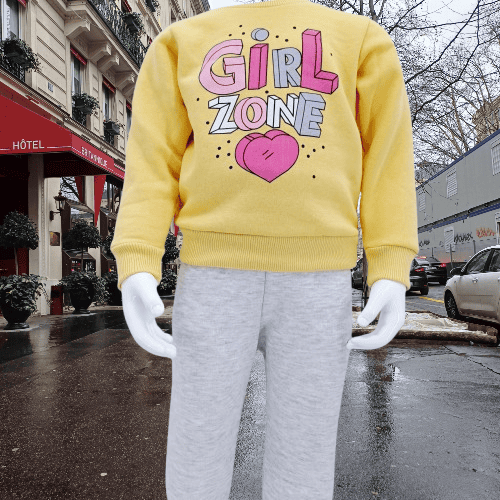 Découvrez l'ensemble fille 'Girl Zone', chaud et confortable, idéal pour les journées fraîches. Disponible en tailles 1 à 4 ans. Commandez maintenant pour un look tendance et douillet !