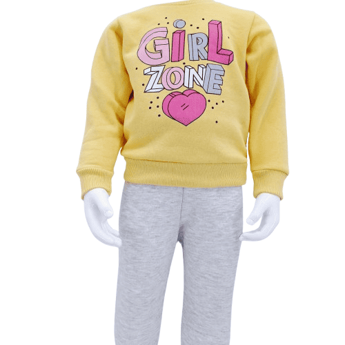 Découvrez l'ensemble fille 'Girl Zone', chaud et confortable, idéal pour les journées fraîches. Disponible en tailles 1 à 4 ans. Commandez maintenant pour un look tendance et douillet !
