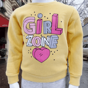Découvrez l'ensemble fille 'Girl Zone', chaud et confortable, idéal pour les journées fraîches. Disponible en tailles 1 à 4 ans. Commandez maintenant pour un look tendance et douillet !