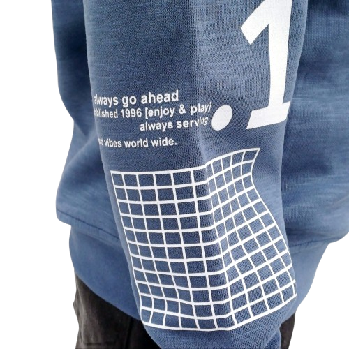 Sweat bleu pour enfant "Coolest Kid Ever" en 100% coton. Confortable et stylé, idéal pour les enfants de 1 à 4 ans. Parfait pour les journées fraîches et les activités.