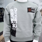 Sweat gris "Higher Ground 83" pour enfant en 95% coton et 5% lycra. Confortable et stylé, idéal pour les enfants de 1 à 4 ans. Parfait pour un look décontracté ou les journées fraîches.