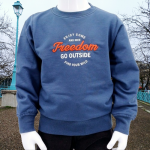 Sweat-shirt bleu garçon avec imprimé 'Freedom'. Disponible en 1-4 ans, ce pull en coton mélangé est parfait pour les petits aventuriers. Style décontracté et confort garanti