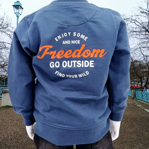 Sweat-shirt bleu garçon avec imprimé 'Freedom'. Disponible en 1-4 ans, ce pull en coton mélangé est parfait pour les petits aventuriers. Style décontracté et confort garanti