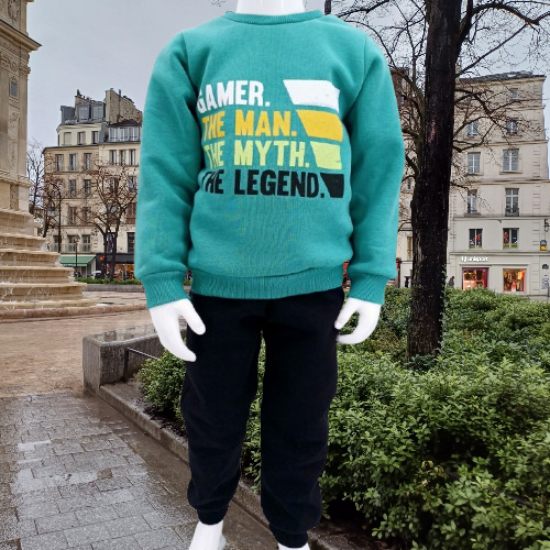 Ensemble hiver chaud et confortable pour garçons (5-8 ans). Sweat "Gamer Legend" et pantalon noir. Idéal pour un look stylé et pratique cet hiver !