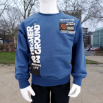 Optez pour un pull garçon tendance "Higher Ground 83" en bleu, parfait pour les enfants de 1 à 4 ans. Confortable, doux et idéal pour la saison !