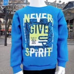 Ensemble d'hiver chaud pour garçons avec un sweat bleu et un pantalon noir. Confortable et pratique, idéal pour l'école ou les loisirs. Disponibles pour 5 à 8 ans.