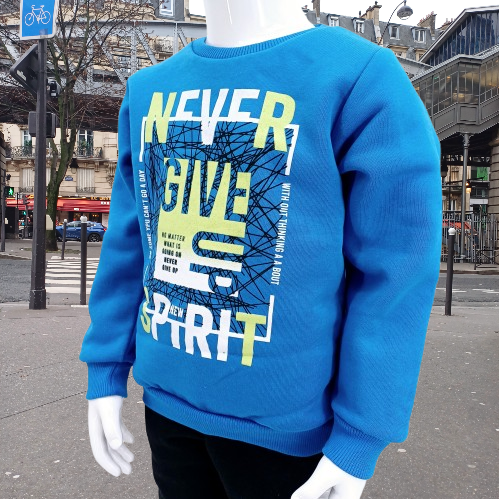 Ensemble d'hiver chaud pour garçons avec un sweat bleu et un pantalon noir. Confortable et pratique, idéal pour l'école ou les loisirs. Disponibles pour 5 à 8 ans.