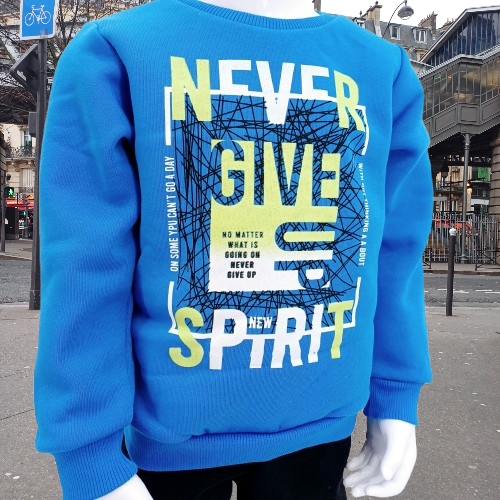 Ensemble d'hiver chaud pour garçons avec un sweat bleu et un pantalon noir. Confortable et pratique, idéal pour l'école ou les loisirs. Disponibles pour 5 à 8 ans.