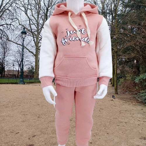 Craquez pour cet ensemble d'hiver adorable pour filles, avec sweat à capuche et pantalon chaud. Parfait pour garder votre enfant stylé et confortable durant les journées froides