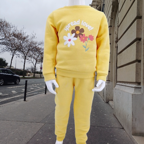Ensemble fille en coton 100% avec intérieur molletonné "Spread Love", idéal pour l'hiver. Sweat et pantalon assortis pour filles de 5 à 8 ans. Parfait pour les mamans en Belgique recherchant chaleur et confort.