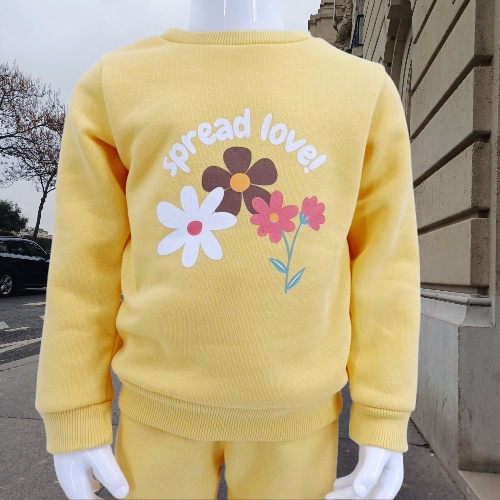 Ensemble fille en coton 100% avec intérieur molletonné "Spread Love", idéal pour l'hiver. Sweat et pantalon assortis pour filles de 5 à 8 ans. Parfait pour les mamans en Belgique recherchant chaleur et confort.