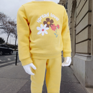 Ensemble fille en coton 100% avec intérieur molletonné "Spread Love", idéal pour l'hiver. Sweat et pantalon assortis pour filles de 5 à 8 ans. Parfait pour les mamans en Belgique recherchant chaleur et confort.