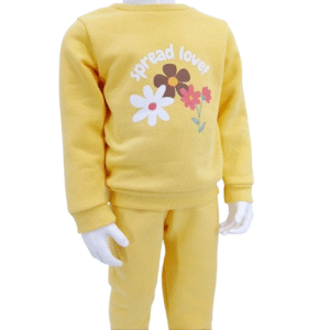 Ensemble fille en coton 100% avec intérieur molletonné "Spread Love", idéal pour l'hiver. Sweat et pantalon assortis pour filles de 5 à 8 ans. Parfait pour les mamans en Belgique recherchant chaleur et confort.