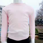 T-shirt rose à manches longues pour enfant, en 95% coton et 5% lycra, offrant confort et flexibilité. Disponible en tailles 1 à 4 ans, parfait pour un look décontracté ou en superposition.