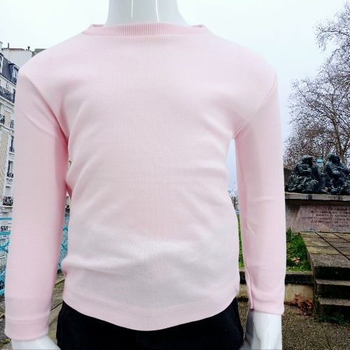 T-shirt rose à manches longues pour enfant, en 95% coton et 5% lycra, offrant confort et flexibilité. Disponible en tailles 1 à 4 ans, parfait pour un look décontracté ou en superposition.