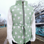 Gilet sans manches matelassé pour fille, motif coeurs, tailles 3 à 5 ans. Parfait pour un look doux et confortable lors des journées fraîches !
