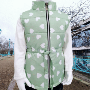 Gilet sans manches matelassé pour fille, motif coeurs, tailles 3 à 5 ans. Parfait pour un look doux et confortable lors des journées fraîches !