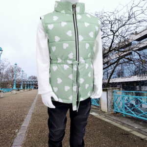 Gilet sans manches matelassé pour fille, motif coeurs, tailles 3 à 5 ans. Parfait pour un look doux et confortable lors des journées fraîches !