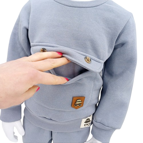 Ensemble hiver bébé gris avec pull et pantalon, doté d'une poche décorative et taille élastique. Disponible en tailles 9-12, 12-18, et 18-24 mois. Parfait pour garder votre enfant au chaud cet hiver.