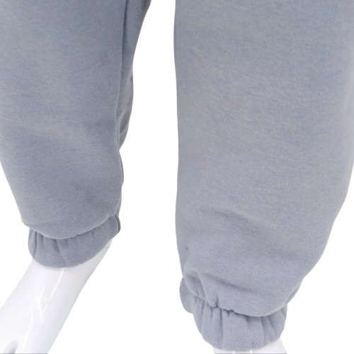 Ensemble hiver bébé gris avec pull et pantalon, doté d'une poche décorative et taille élastique. Disponible en tailles 9-12, 12-18, et 18-24 mois. Parfait pour garder votre enfant au chaud cet hiver.