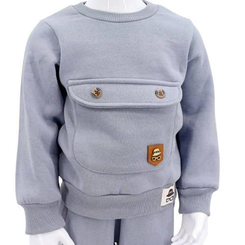 Ensemble hiver bébé gris avec pull et pantalon, doté d'une poche décorative et taille élastique. Disponible en tailles 9-12, 12-18, et 18-24 mois. Parfait pour garder votre enfant au chaud cet hiver.