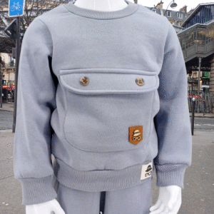 Ensemble hiver bébé gris avec pull et pantalon, doté d'une poche décorative et taille élastique. Disponible en tailles 9-12, 12-18, et 18-24 mois. Parfait pour garder votre enfant au chaud cet hiver.