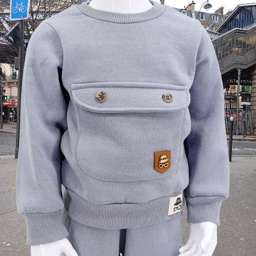 Ensemble hiver bébé gris avec pull et pantalon, doté d'une poche décorative et taille élastique. Disponible en tailles 9-12, 12-18, et 18-24 mois. Parfait pour garder votre enfant au chaud cet hiver.