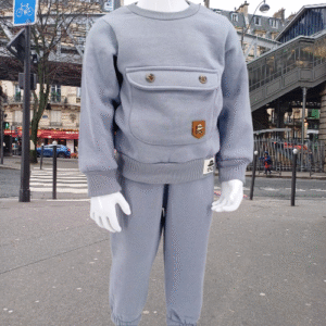 Ensemble hiver bébé gris avec pull et pantalon, doté d'une poche décorative et taille élastique. Disponible en tailles 9-12, 12-18, et 18-24 mois. Parfait pour garder votre enfant au chaud cet hiver.