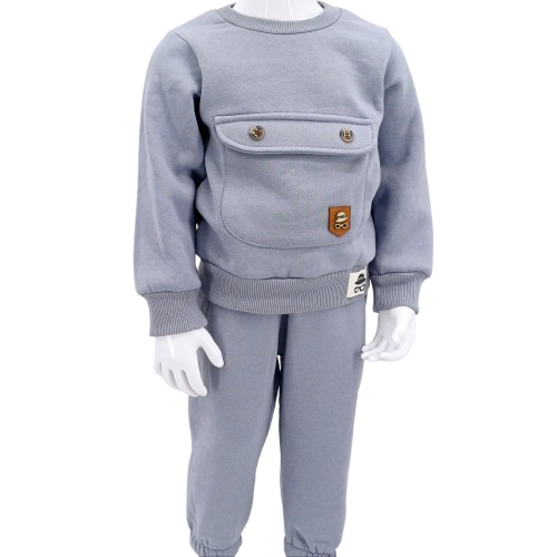 Ensemble hiver bébé gris avec pull et pantalon, doté d'une poche décorative et taille élastique. Disponible en tailles 9-12, 12-18, et 18-24 mois. Parfait pour garder votre enfant au chaud cet hiver.