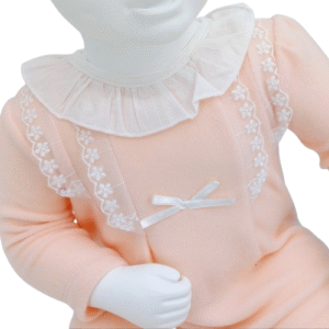 Grenouillère douce et élégante pour bébé de 2 à 6 mois, avec col en dentelle. Parfaite pour le confort et le style cet hiver !