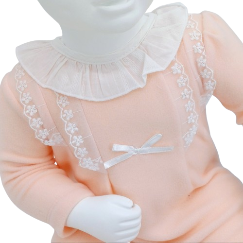 Grenouillère douce et élégante pour bébé de 2 à 6 mois, avec col en dentelle. Parfaite pour le confort et le style cet hiver !