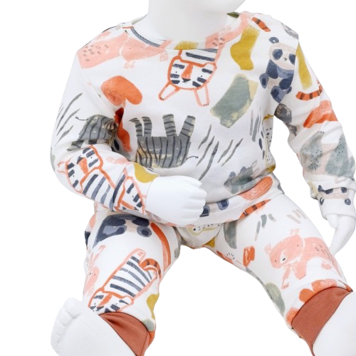 Découvrez l'ensemble bébé en coton "We Are a Family" - 2 tenues confortables et stylées pour les tout-petits. Disponibles en tailles 3-6 à 12-18 mois, 100 % coton.