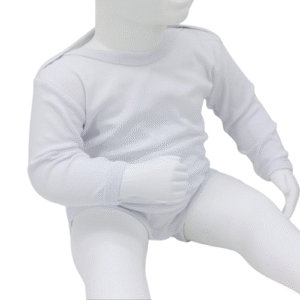Body bébé blanc à manches longues en 100% coton. Doux et confortable, idéal pour les nouveau-nés et les jeunes enfants. Tailles disponibles : 0-3 mois à 3-4 ans.