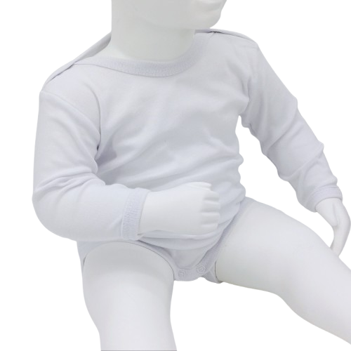 Body bébé blanc à manches longues en 100% coton. Doux et confortable, idéal pour les nouveau-nés et les jeunes enfants. Tailles disponibles : 0-3 mois à 3-4 ans.