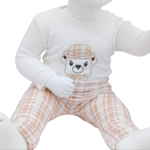 Ensemble bébé 100% coton, avec veste à carreaux et body imprimé ourson. Disponible en tailles 0-3 mois, 3-6 mois et 6-9 mois. Parfait pour le confort et le style des tout-petits.