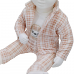 Ensemble bébé 100% coton, avec veste à carreaux et body imprimé ourson. Disponible en tailles 0-3 mois, 3-6 mois et 6-9 mois. Parfait pour le confort et le style des tout-petits.