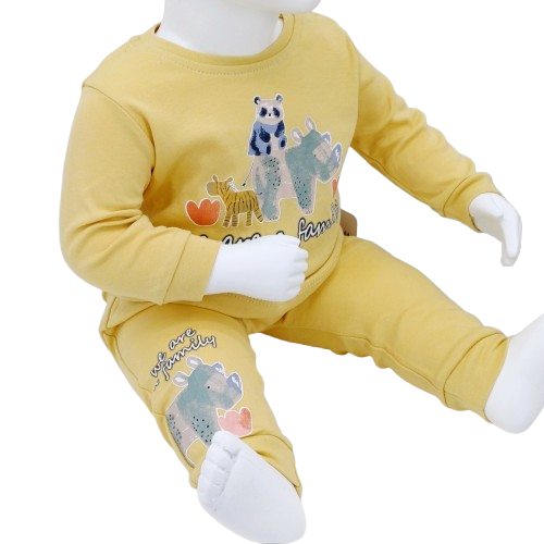 Ensemble bébé en coton "We Are a Family" avec deux tenues adorables. Motifs d'animaux et design confortable. Tailles de 3 à 18 mois.